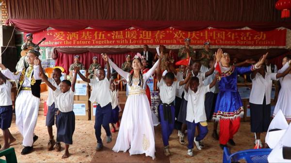 中国第27批赴刚果(金)维和医疗分队与驻在地公立学校共庆中国年 中国第27批赴刚果(金)维和医疗分队与驻在地公立学校共庆中国年