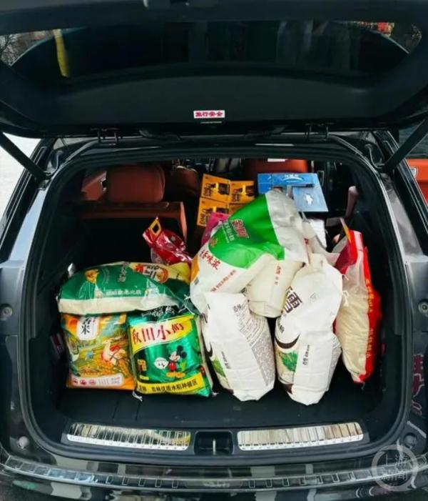 网友晒返程后备箱:整羊两只,够吃一年的大米…… 网友晒返程后备箱:整羊两只,够吃一年的大米……
