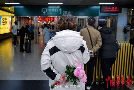 各地迎来春运返程高峰 各地迎来春运返程高峰