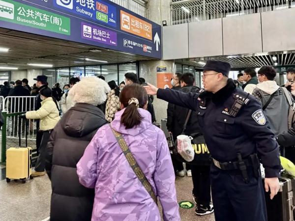 火车站春运返程高峰来了!北京警方提示 火车站春运返程高峰来了!北京警方提示