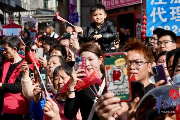 万人空巷赏飘色!广州番禺员岗村飘色巡游回归啦 万人空巷赏飘色!广州番禺员岗村飘色巡游回归啦