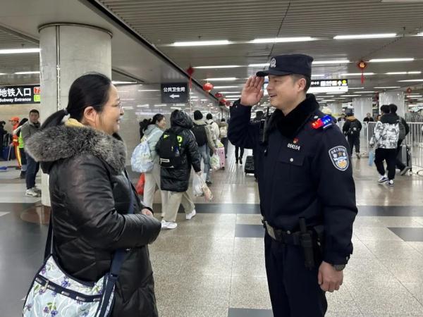 火车站春运返程高峰来了!北京警方提示 火车站春运返程高峰来了!北京警方提示