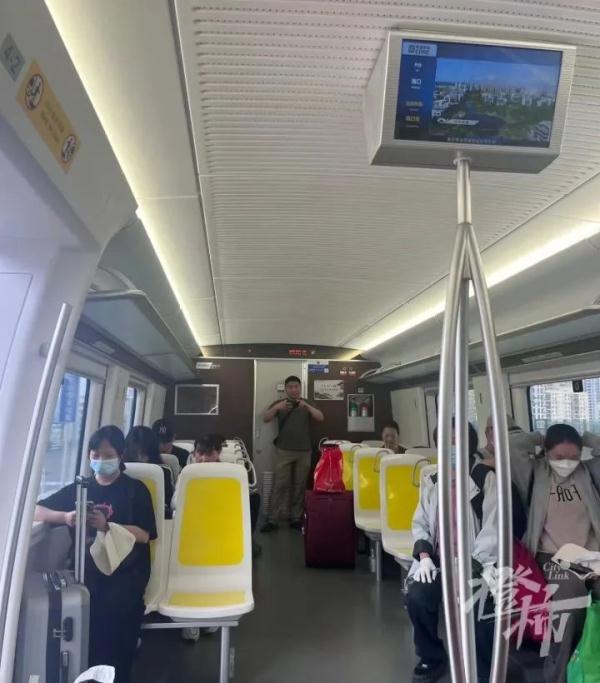 崩溃！有人开车12个小时没出省，有人换乘5种交通工具曲线返程，还有人被困在原地……
