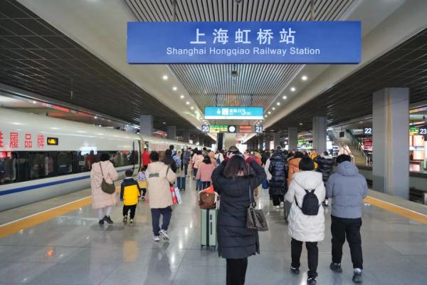 大流量“如约而至”,铁路上海站预计到达旅客75.4万人次,刷新历史记录 大流量“如约而至”,铁路上海站预计到达旅客75.4万人次,刷新历史记录