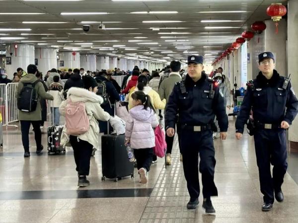 火车站春运返程高峰来了!北京警方提示 火车站春运返程高峰来了!北京警方提示