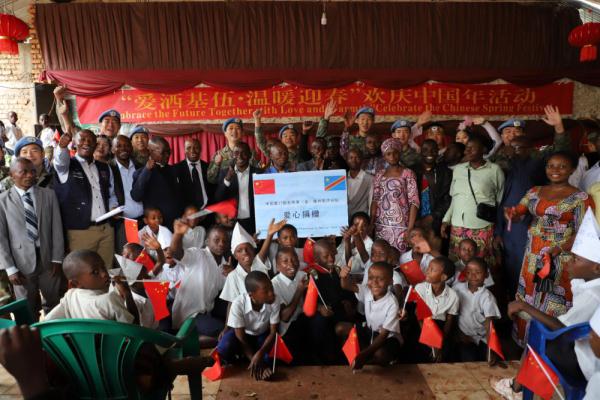 中国第27批赴刚果(金)维和医疗分队与驻在地公立学校共庆中国年 中国第27批赴刚果(金)维和医疗分队与驻在地公立学校共庆中国年