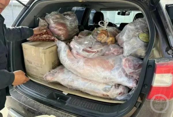 网友晒返程后备箱:整羊两只,够吃一年的大米…… 网友晒返程后备箱:整羊两只,够吃一年的大米……