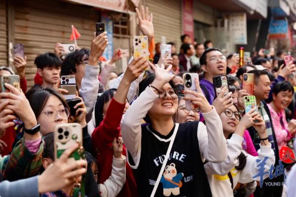 万人空巷赏飘色!广州番禺员岗村飘色巡游回归啦 万人空巷赏飘色!广州番禺员岗村飘色巡游回归啦