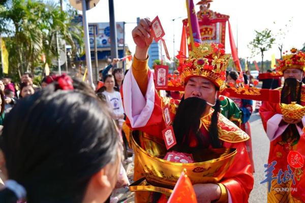 万人空巷赏飘色!广州番禺员岗村飘色巡游回归啦 万人空巷赏飘色!广州番禺员岗村飘色巡游回归啦