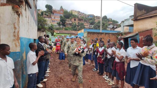 中国第27批赴刚果(金)维和医疗分队与驻在地公立学校共庆中国年 中国第27批赴刚果(金)维和医疗分队与驻在地公立学校共庆中国年