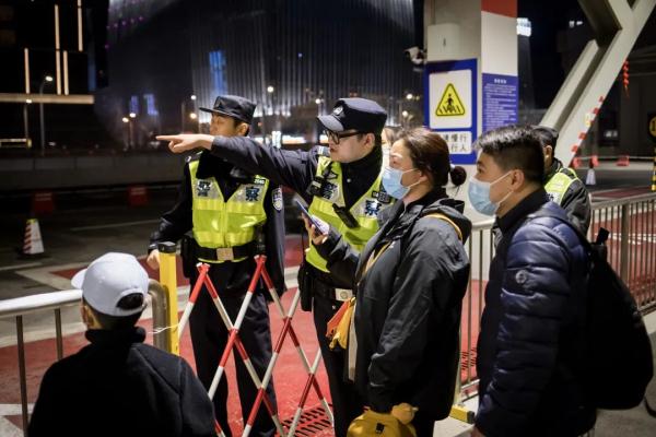 大流量“如约而至”,铁路上海站预计到达旅客75.4万人次,刷新历史记录 大流量“如约而至”,铁路上海站预计到达旅客75.4万人次,刷新历史记录