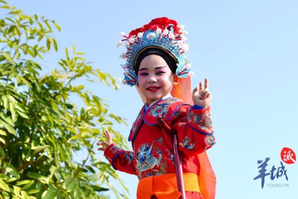 万人空巷赏飘色!广州番禺员岗村飘色巡游回归啦 万人空巷赏飘色!广州番禺员岗村飘色巡游回归啦