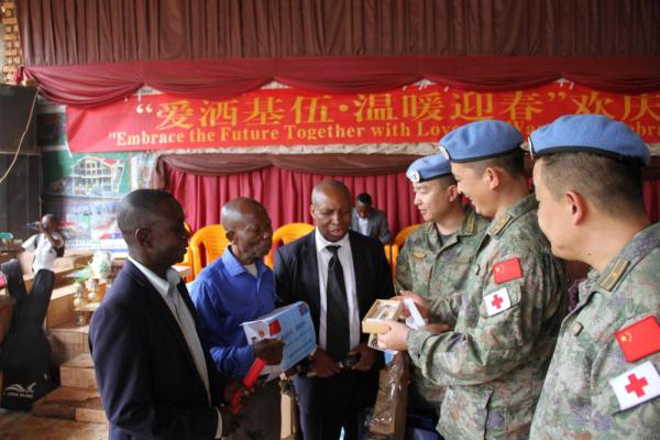中国第27批赴刚果(金)维和医疗分队与驻在地公立学校共庆中国年 中国第27批赴刚果(金)维和医疗分队与驻在地公立学校共庆中国年