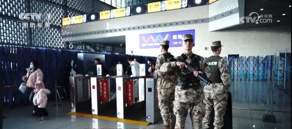 坚守一线站位 各地武警官兵筑起返程“安全防线”