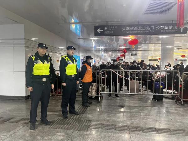 大流量“如约而至”,铁路上海站预计到达旅客75.4万人次,刷新历史记录 大流量“如约而至”,铁路上海站预计到达旅客75.4万人次,刷新历史记录