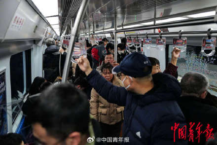 各地迎来春运返程高峰 各地迎来春运返程高峰