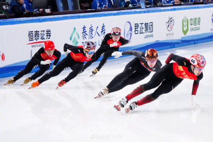 “十四冬”短道速滑:孙龙、张楚桐500米夺冠 “十四冬”短道速滑:孙龙、张楚桐500米夺冠