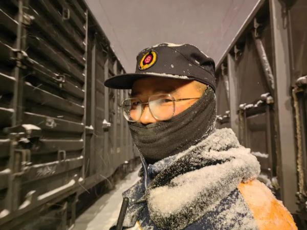 返程高峰遇暴雪天气，铁路部门迅速应对！