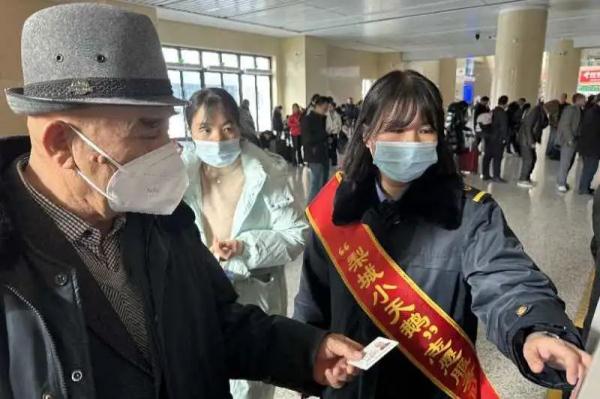 返程高峰遇暴雪天气，铁路部门迅速应对！