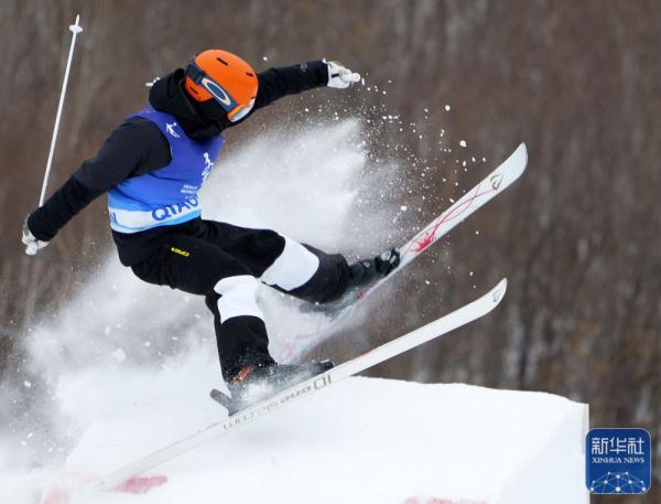 全冬会|自由式滑雪公开组男子雪上技巧：北京队选手龙昊夺冠