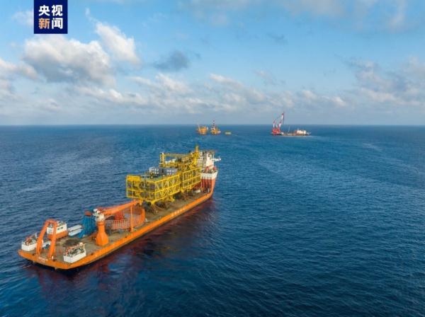 “深海一号”二期综合处理平台开始海上吊装作业