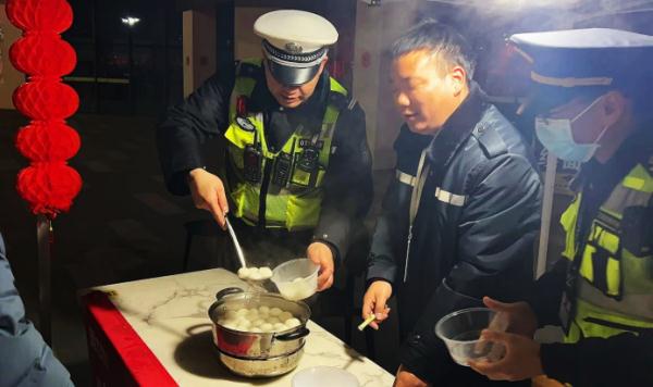 护航春运旅途！成都交警暖心安排
