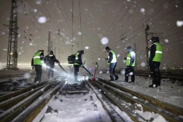 返程高峰遇暴雪天气，铁路部门迅速应对！
