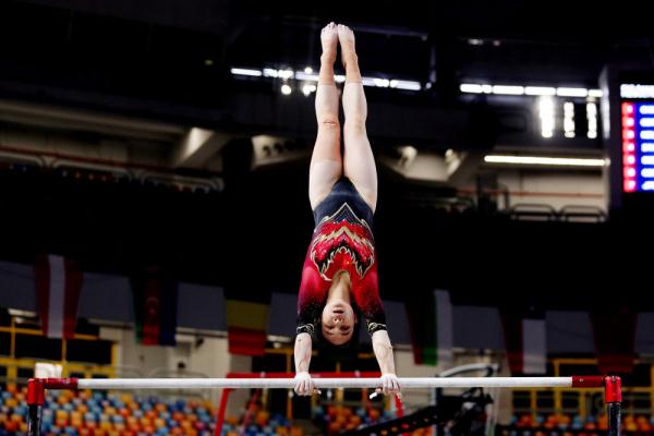 中国选手包揽体操世界杯埃及站女子高低杠决赛冠亚军