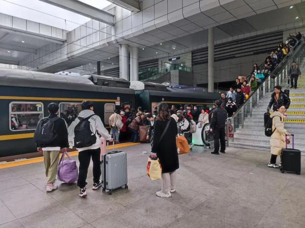 开工首日重庆火车站加开列车132趟 这9个方向余票紧张