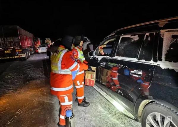 超4万名旅客滞留!多地启动应急预案→ 超4万名旅客滞留!多地启动应急预案→