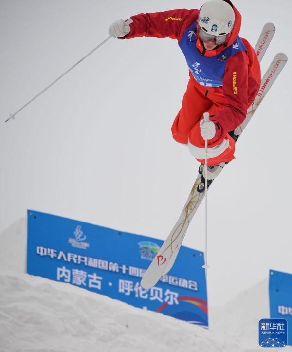 全冬会|自由式滑雪公开组男子雪上技巧：北京队选手龙昊夺冠