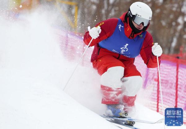全冬会|自由式滑雪公开组男子雪上技巧：北京队选手龙昊夺冠