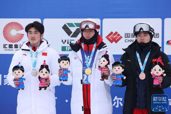 全冬会|自由式滑雪公开组男子雪上技巧：北京队选手龙昊夺冠