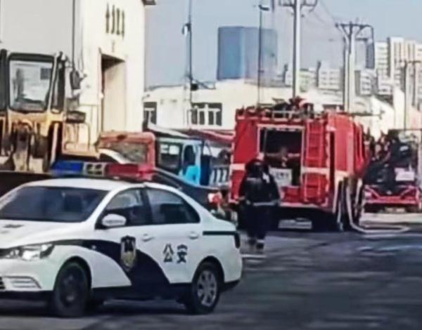 大连金州一塑胶公司库房突发火灾