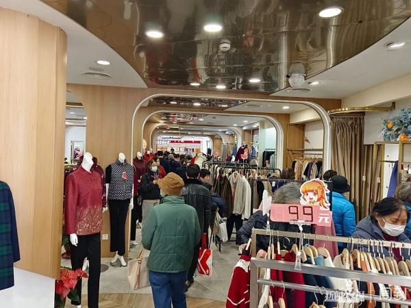 最后一周!淮海路上曾经的“潮店”即将闭店,老客人回来“扫货”...未来,市民期待→ 最后一周!淮海路上曾经的“潮店”即将闭店,老客人回来“扫货”...未来,市民期待→