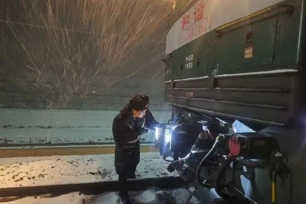 返程高峰遇暴雪天气，铁路部门迅速应对！