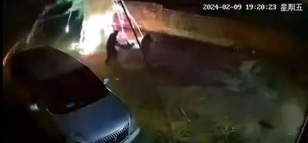 男子燃放烟花被炸伤，昏迷8天仍在ICU