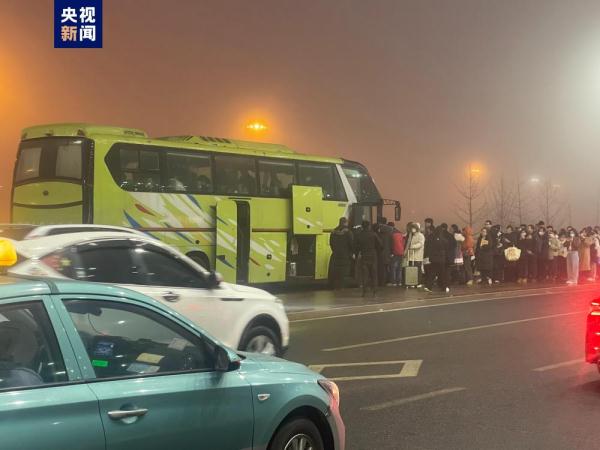 大雾持续 大连国际机场航班大面积延误 大雾持续 大连国际机场航班大面积延误