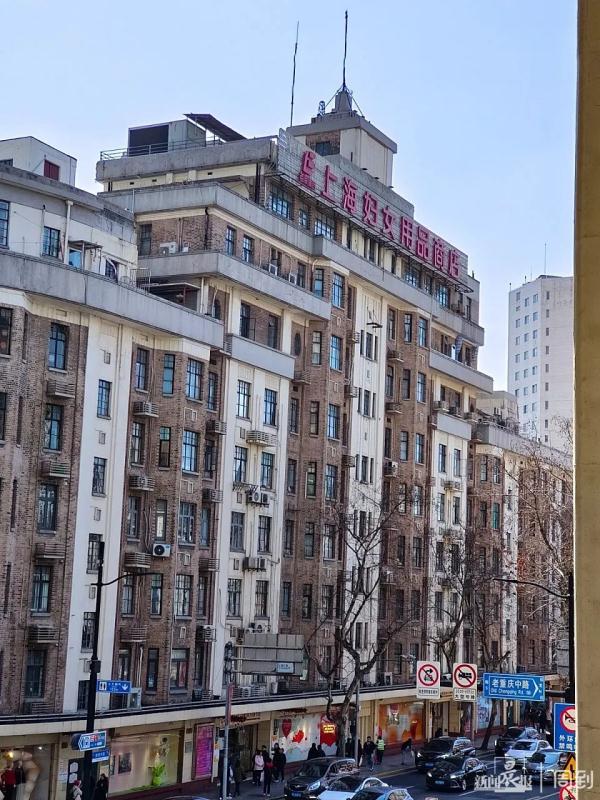 最后一周!淮海路上曾经的“潮店”即将闭店,老客人回来“扫货”...未来,市民期待→ 最后一周!淮海路上曾经的“潮店”即将闭店,老客人回来“扫货”...未来,市民期待→