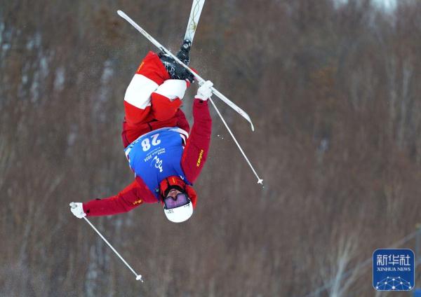 全冬会|自由式滑雪公开组男子雪上技巧：北京队选手龙昊夺冠