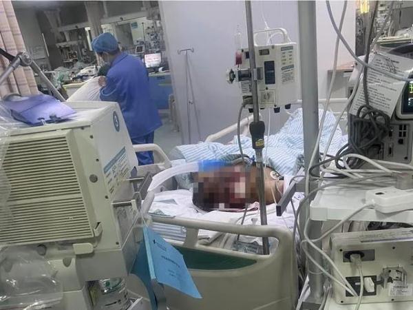 男子燃放烟花被炸伤，昏迷8天仍在ICU