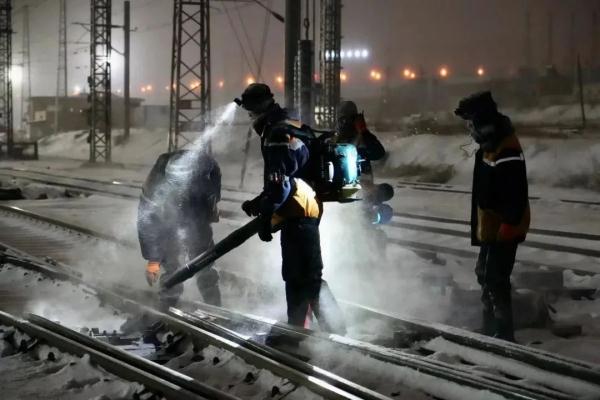 返程高峰遇暴雪天气，铁路部门迅速应对！