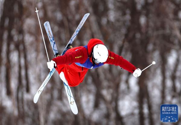 全冬会|自由式滑雪公开组男子雪上技巧：北京队选手龙昊夺冠