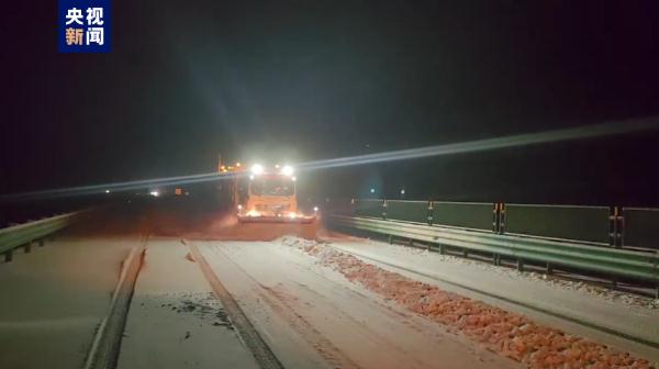 甘肃瓜州超2万名旅客滞留!多条高速临时管制 甘肃瓜州超2万名旅客滞留!多条高速临时管制