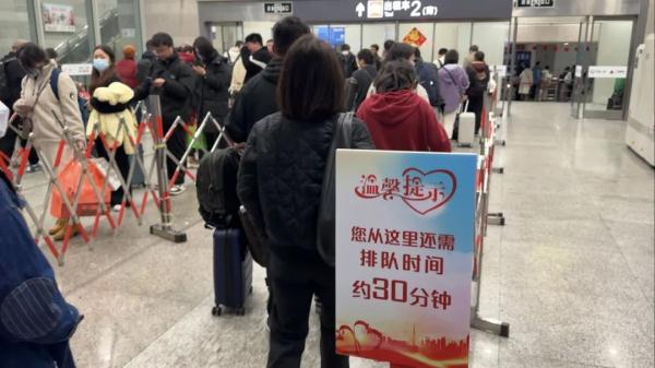 每小时突破30000人！记者直击虹桥枢纽返程客流峰值夜