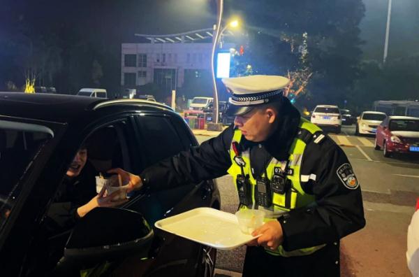 护航春运旅途！成都交警暖心安排