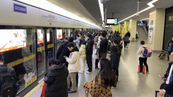 每小时突破30000人！记者直击虹桥枢纽返程客流峰值夜