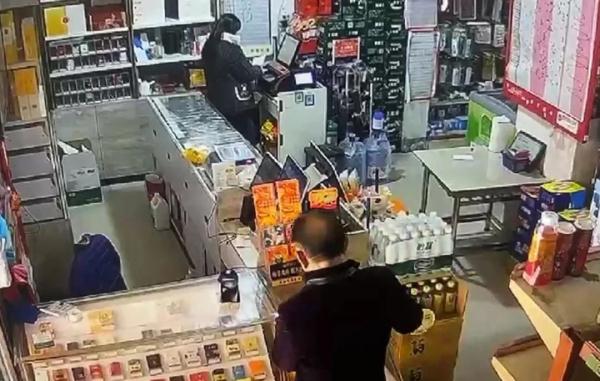 惊呆！浙江男子刮彩票，11天连中6000元！老板娘报警了