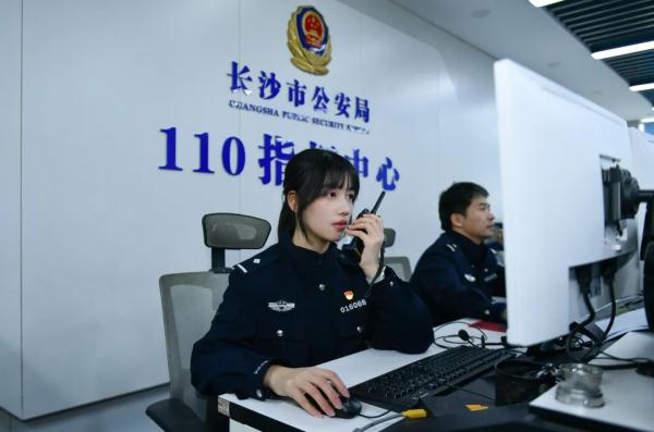“00后”女警上岗，一天要接100多个电话！