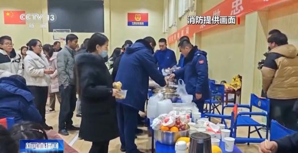 沙尘降雪天气致旅客滞留甘肃！消防人员引导人们在营区温暖过夜